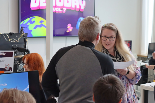 Niina Mässeli handing a certificate at Demoday spring 2025.